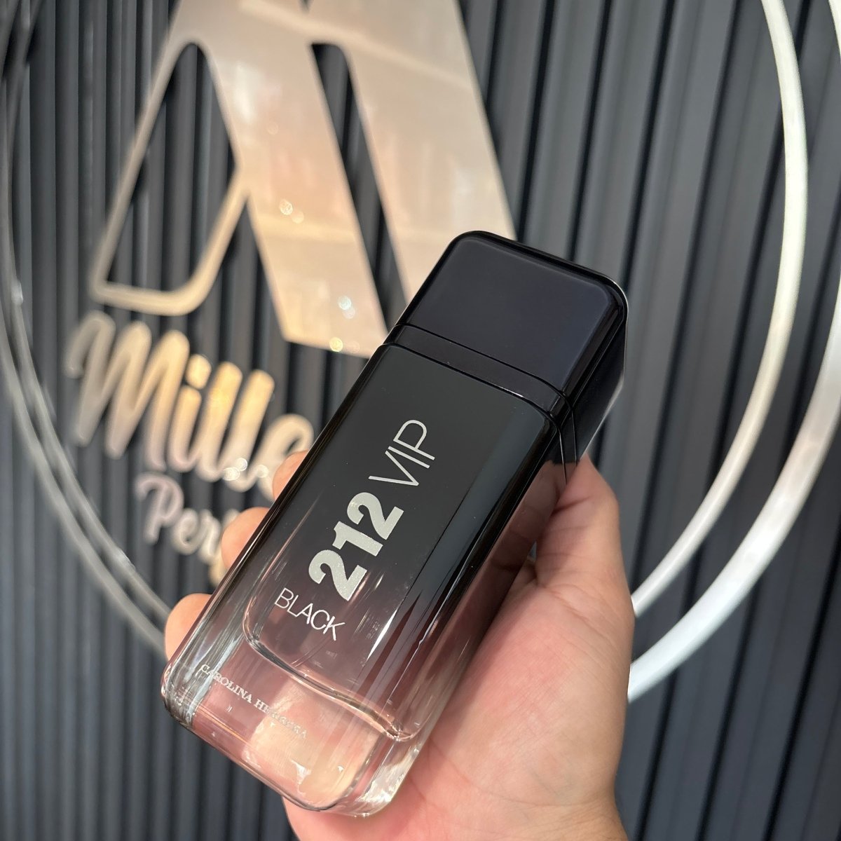 PERFUME CAROLINA HERRERA 212 VIP BLACK - Perfumería Millennio