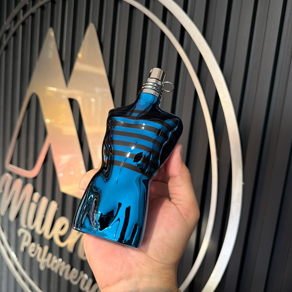 Le Male In Blue Jean Paul Gaultier EDP 125ml – Frasco azul vista frontal