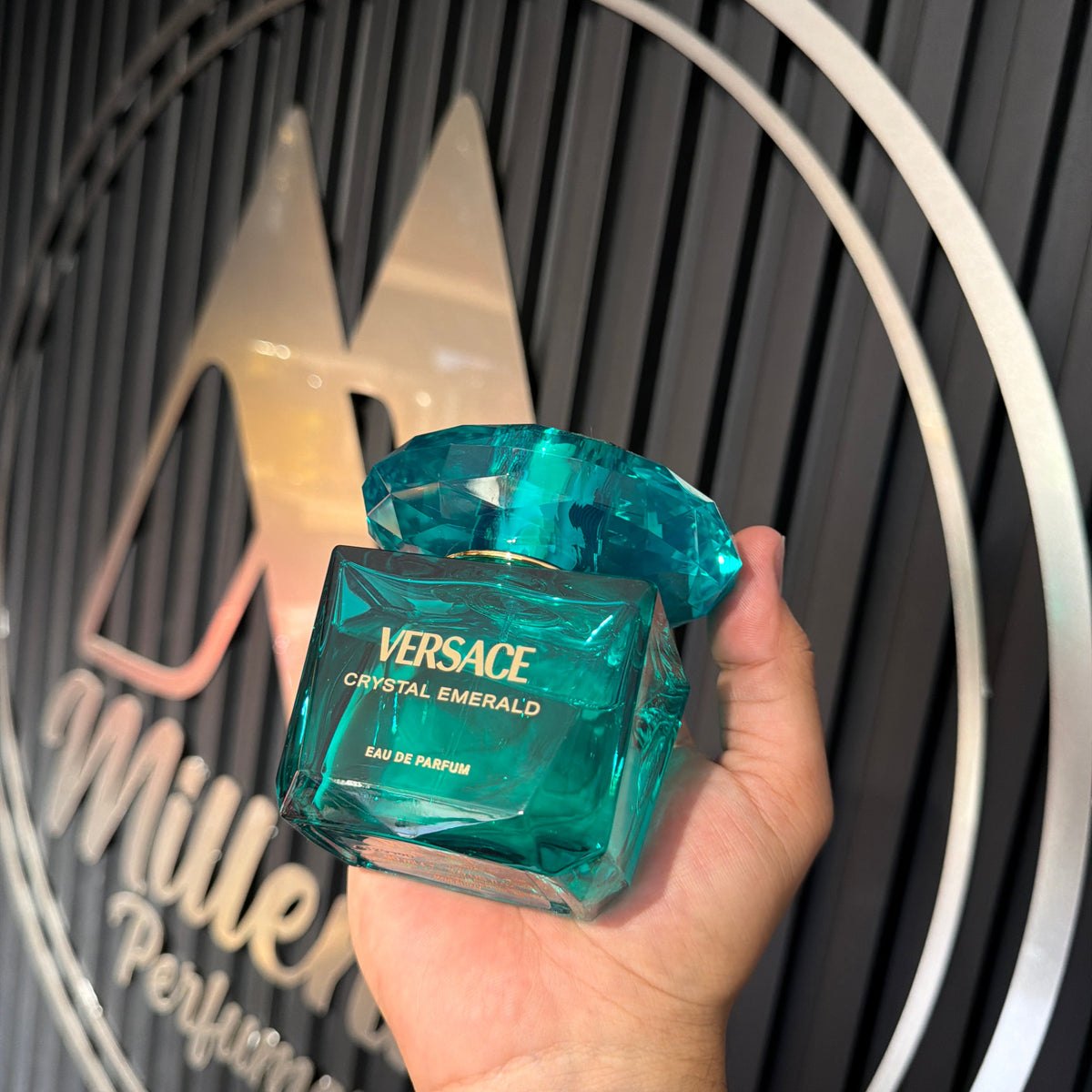 Versace Bright Crystal Emerald EDP vista lateral frasco verde