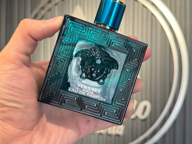 Versace Eros - Perfume hombre poderoso con manzana acaramelada, geranio y ambroxan
