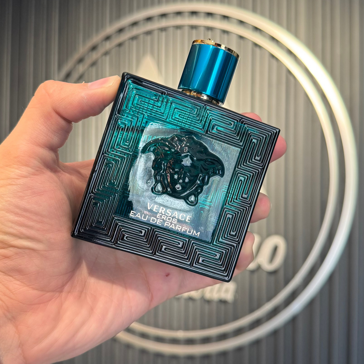 Versace Eros - Perfume hombre poderoso con manzana acaramelada, geranio y ambroxan
