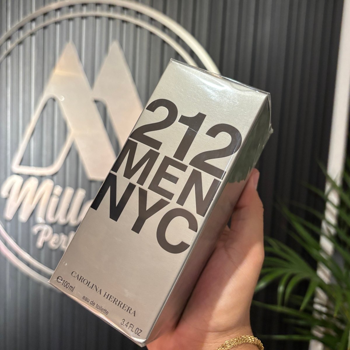 PERFUME CAROLINA HERRERA 212 MEN - Perfumería Millennio