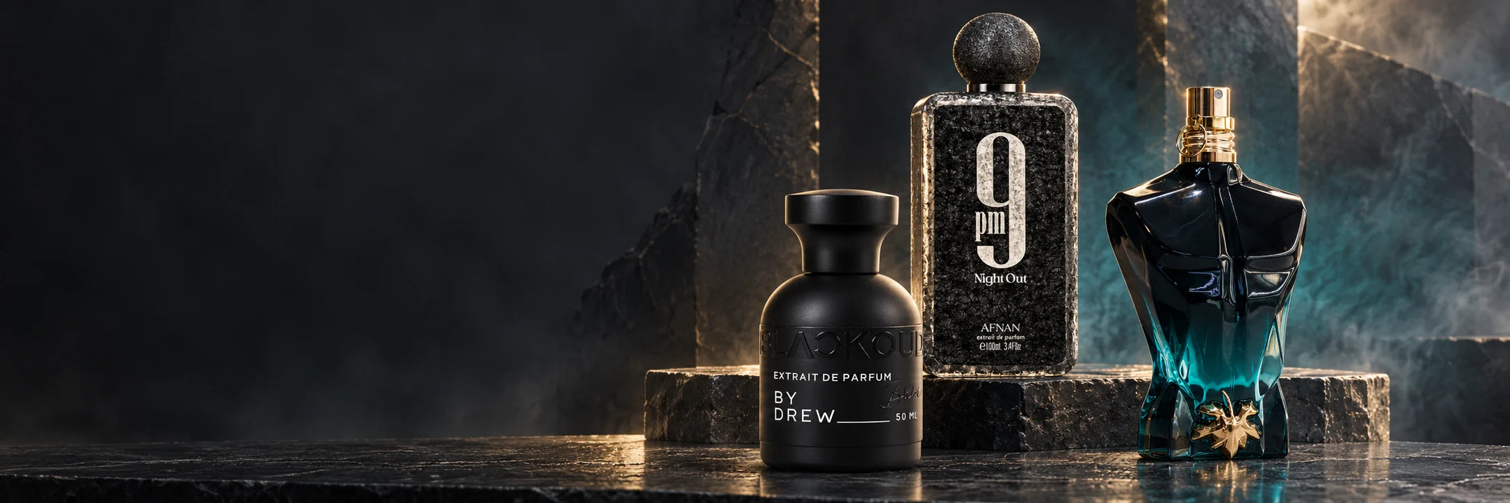 Blackoud By Drew, Afnan 9 PM Night Out y Jean Paul Gaultier Le Beau Le Parfum sobre piedra oscura